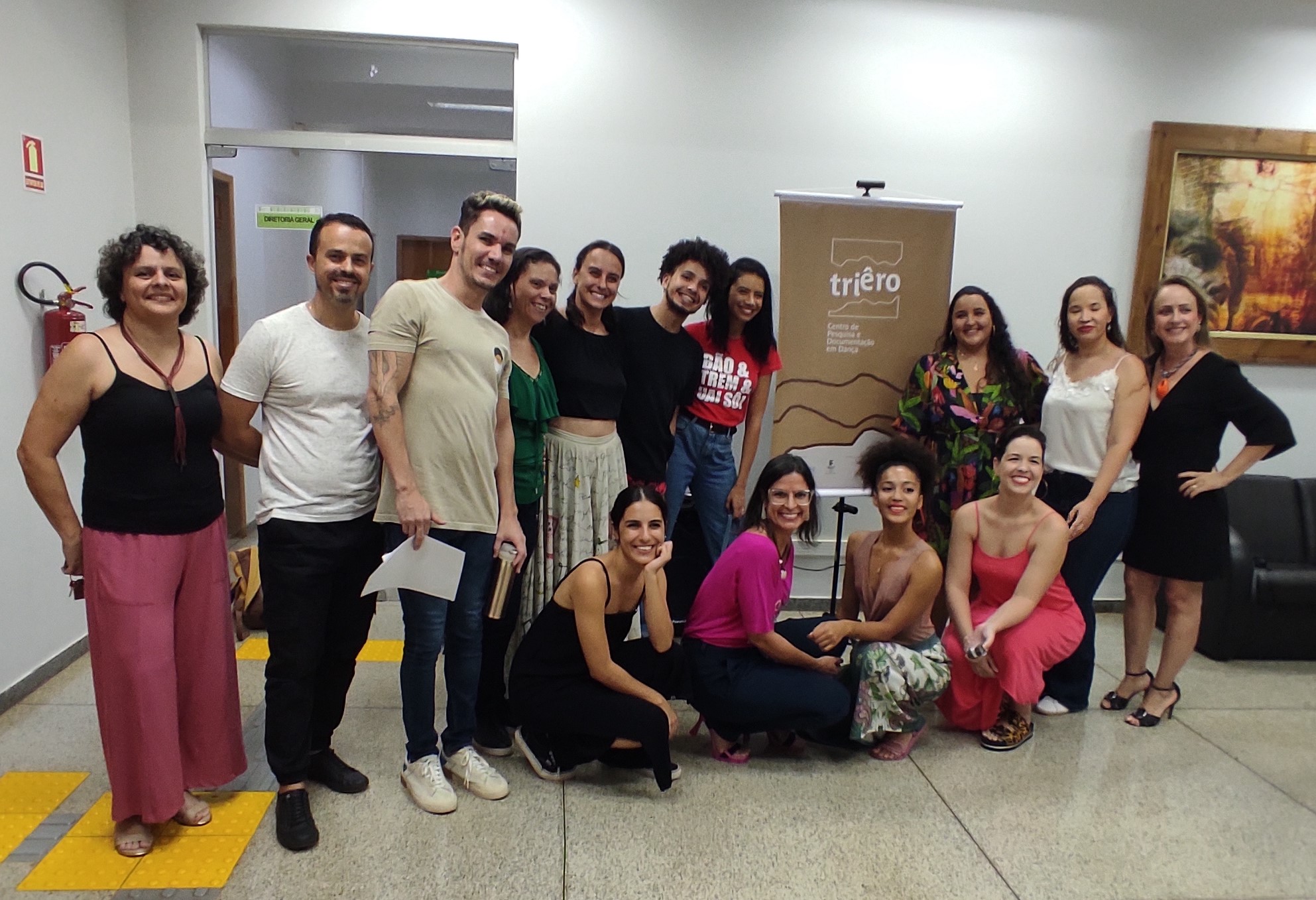 Equipe do Triêro - Centro de Pesquisa e Documentação em Dança do IFG, com a coordenadora Luciana Ribeiro; a representante da Pró-Reitoria de Extensão do IFG, Flávia Pinheiro, o diretor-geral do Câmpus Aparecida de Goiânia, Eduardo Rezende; e a gerente de Pesquisa, Pós-Graduação e Extensão, Gláucia Vieira 