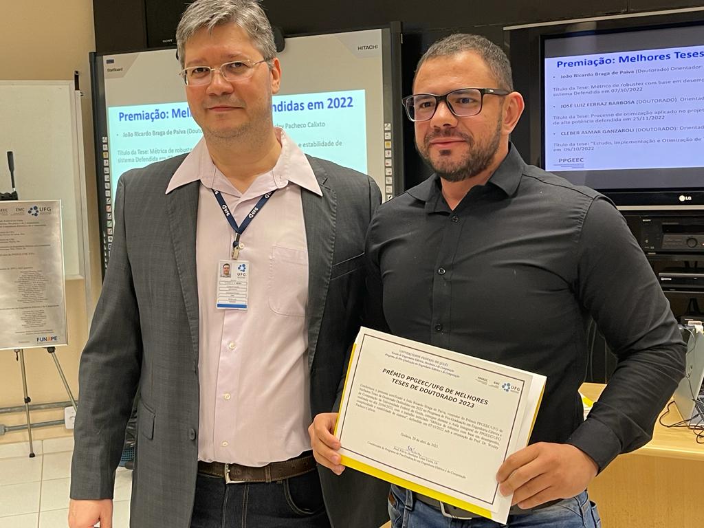 João Ricardo Braga de Paiva recebe certificado do coordenador do Programa de Pós-graduação em Engenharia Elétrica e de Computação, Flávio Henrique Teles Vieira João Ricardo Braga de Paiva recebe certificado do coordenador do Programa de Pós-graduação em Engenharia Elétrica e de Computação, Flávio Henrique Teles Vieira