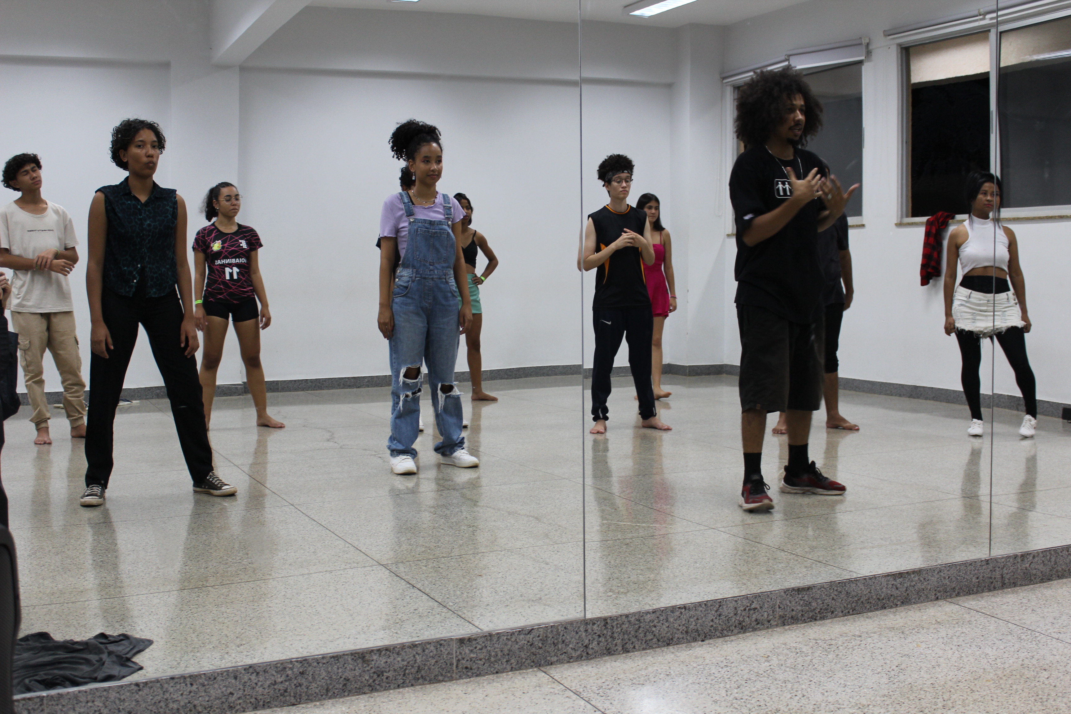 Oficina de hip hop ministrada por Allan Silva, estudante do curso de licenciatura em Dança Oficina de hip hop ministrada por Allan Silva, estudante do curso de licenciatura em Dança