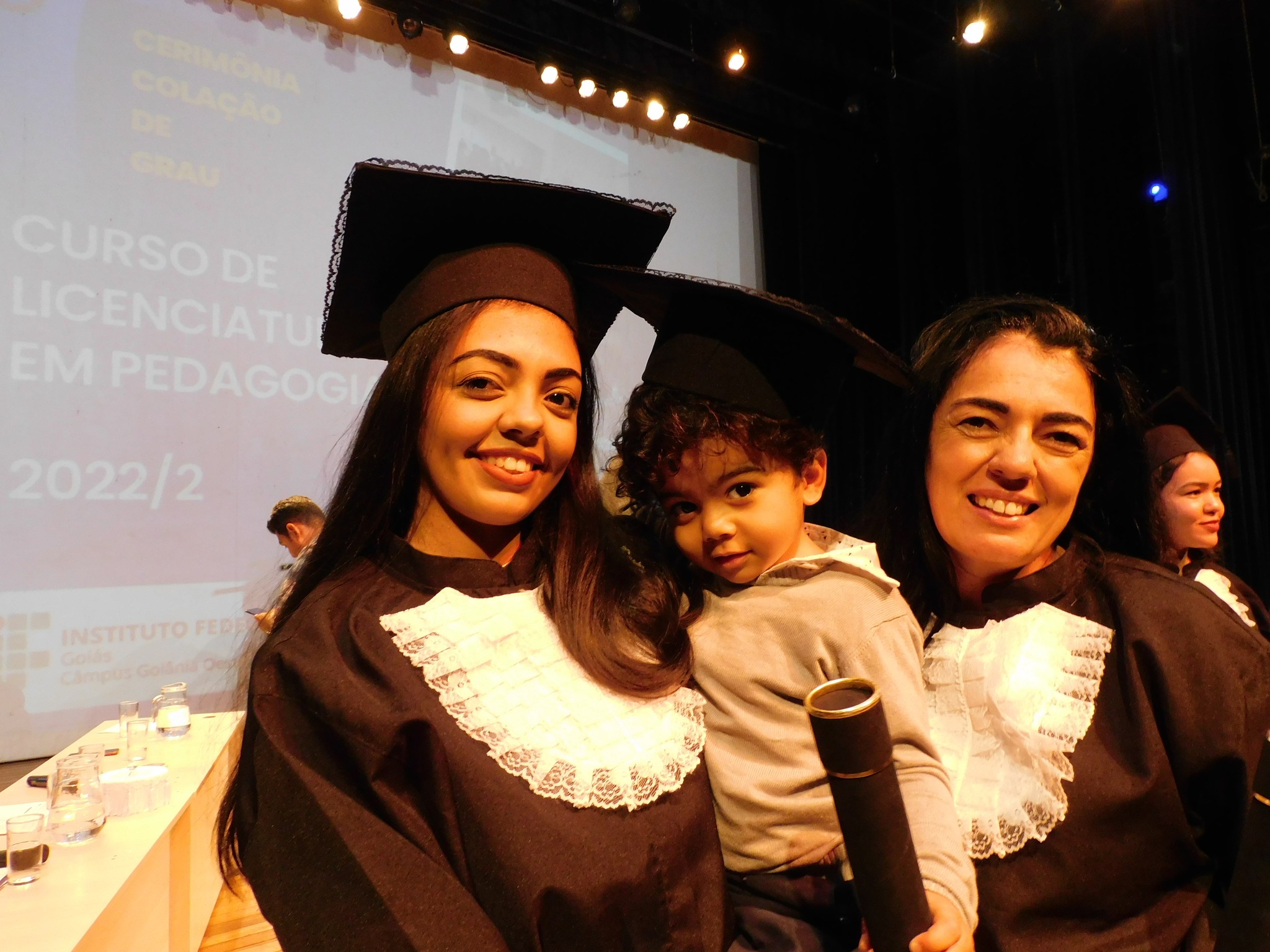 Mãe e filha colam o grau juntas