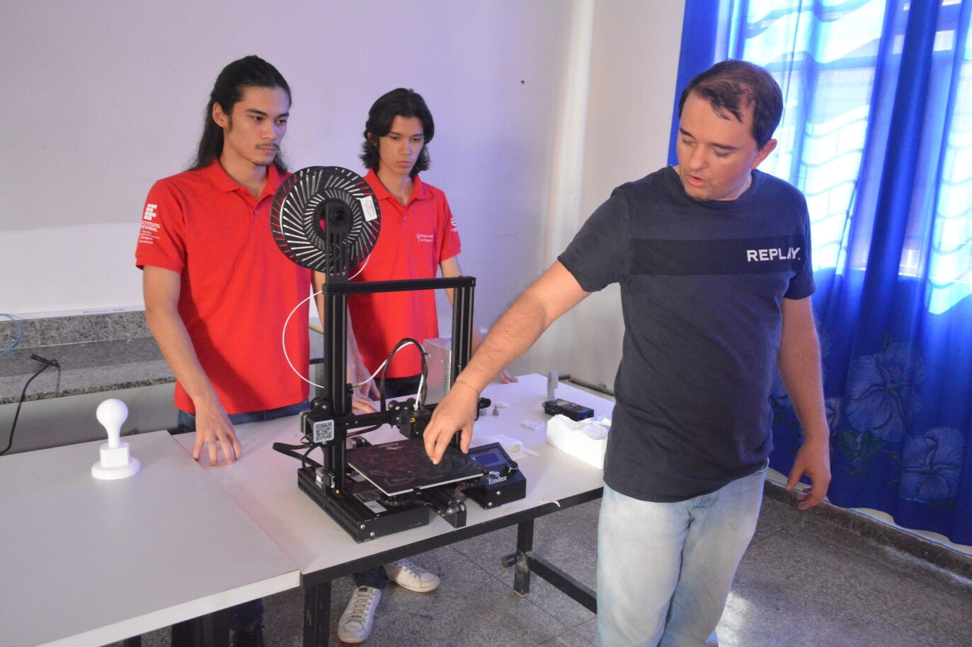 Núcleo Núcleo Incubador explica funcionamento da impressora 3D
