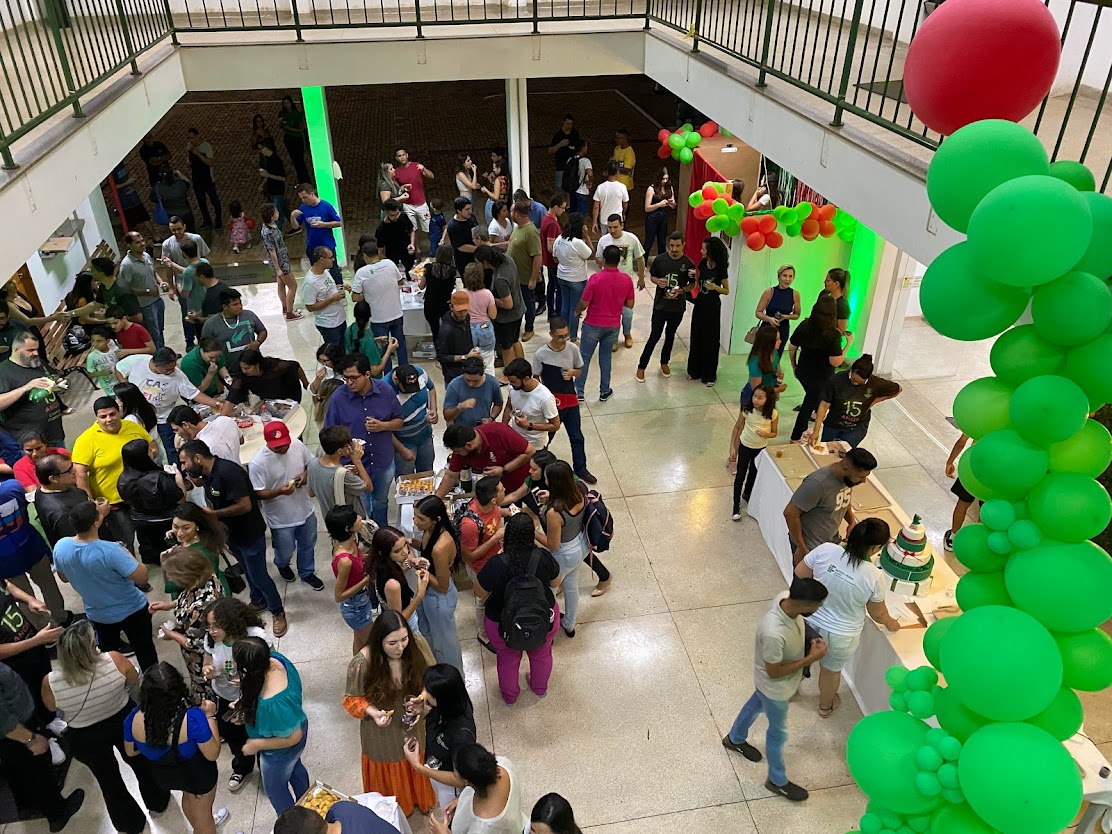 A festa foi realizada à noite e contou com a presença de alunos dos três turnos