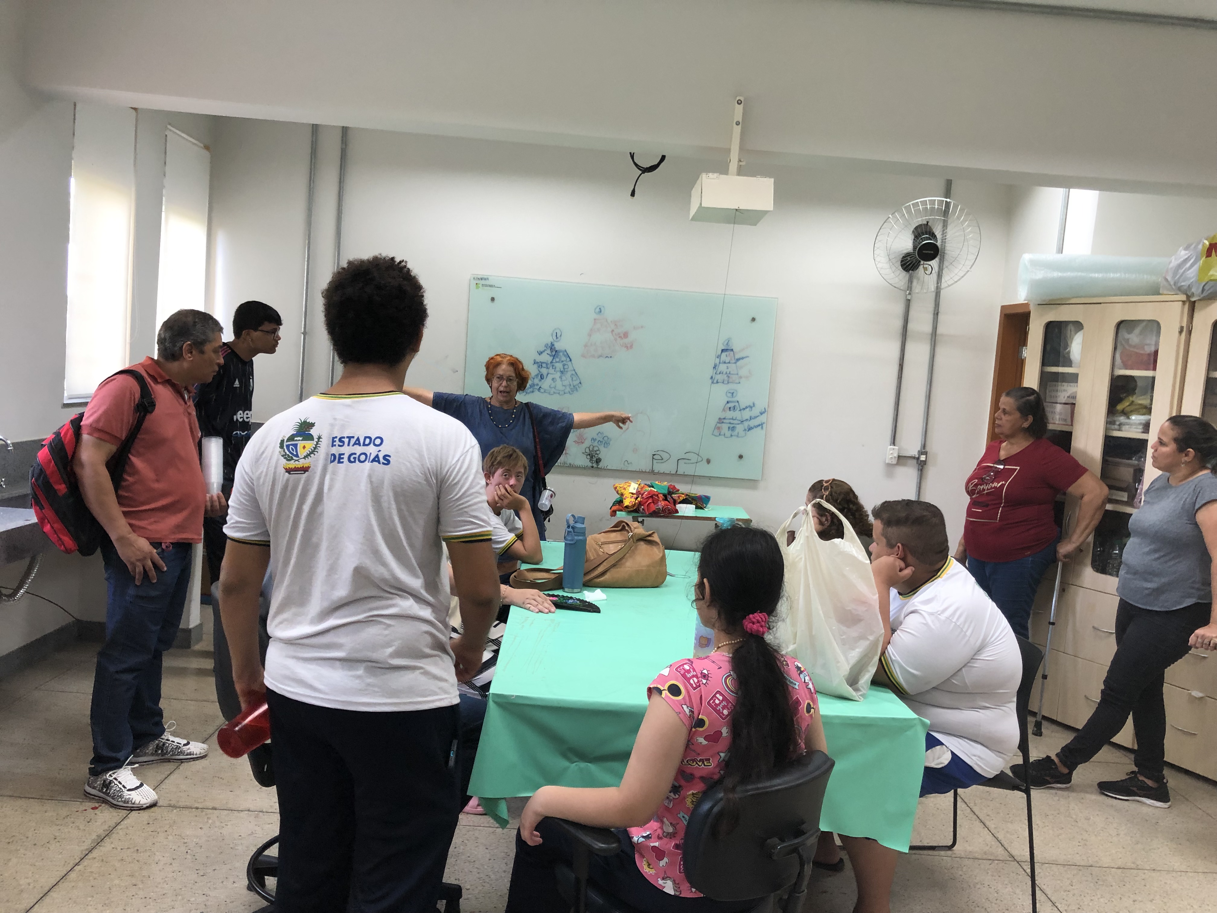 Professora Flora apresenta o ateliê de costura aos estudantes do Lyceu