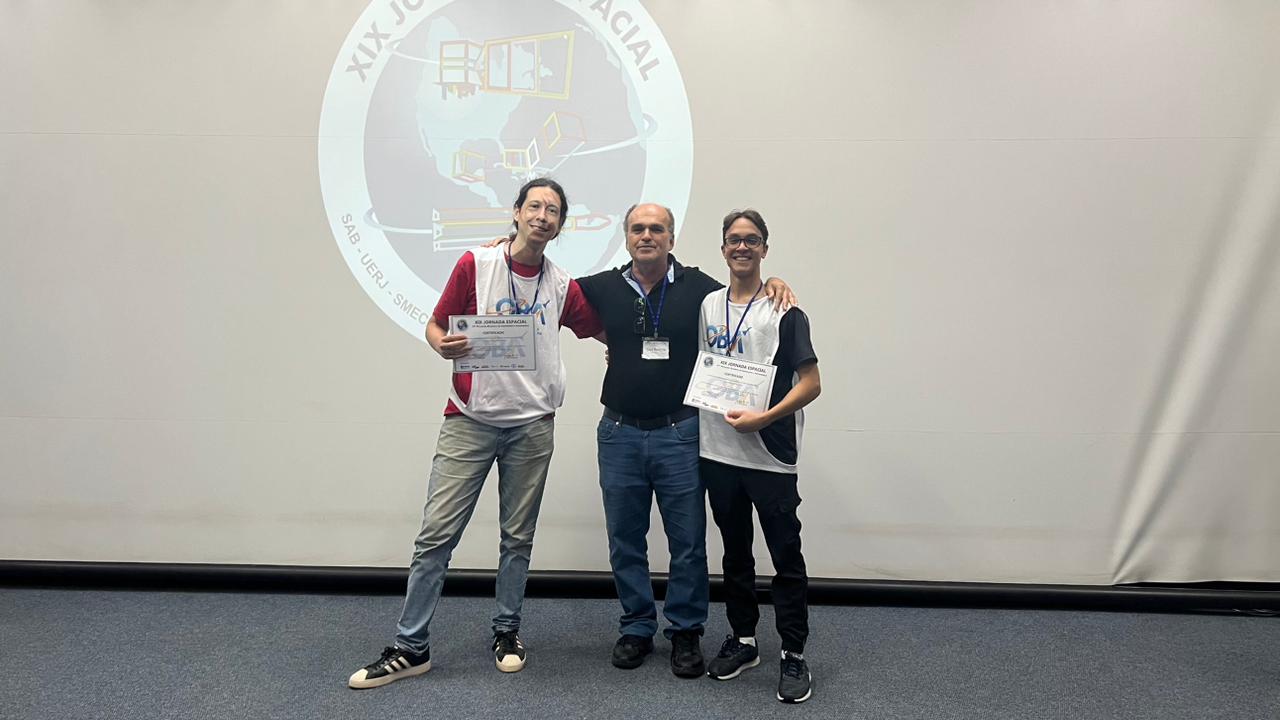 Certificados Daniel e Cairo recebem certificados da Jornada Espacial