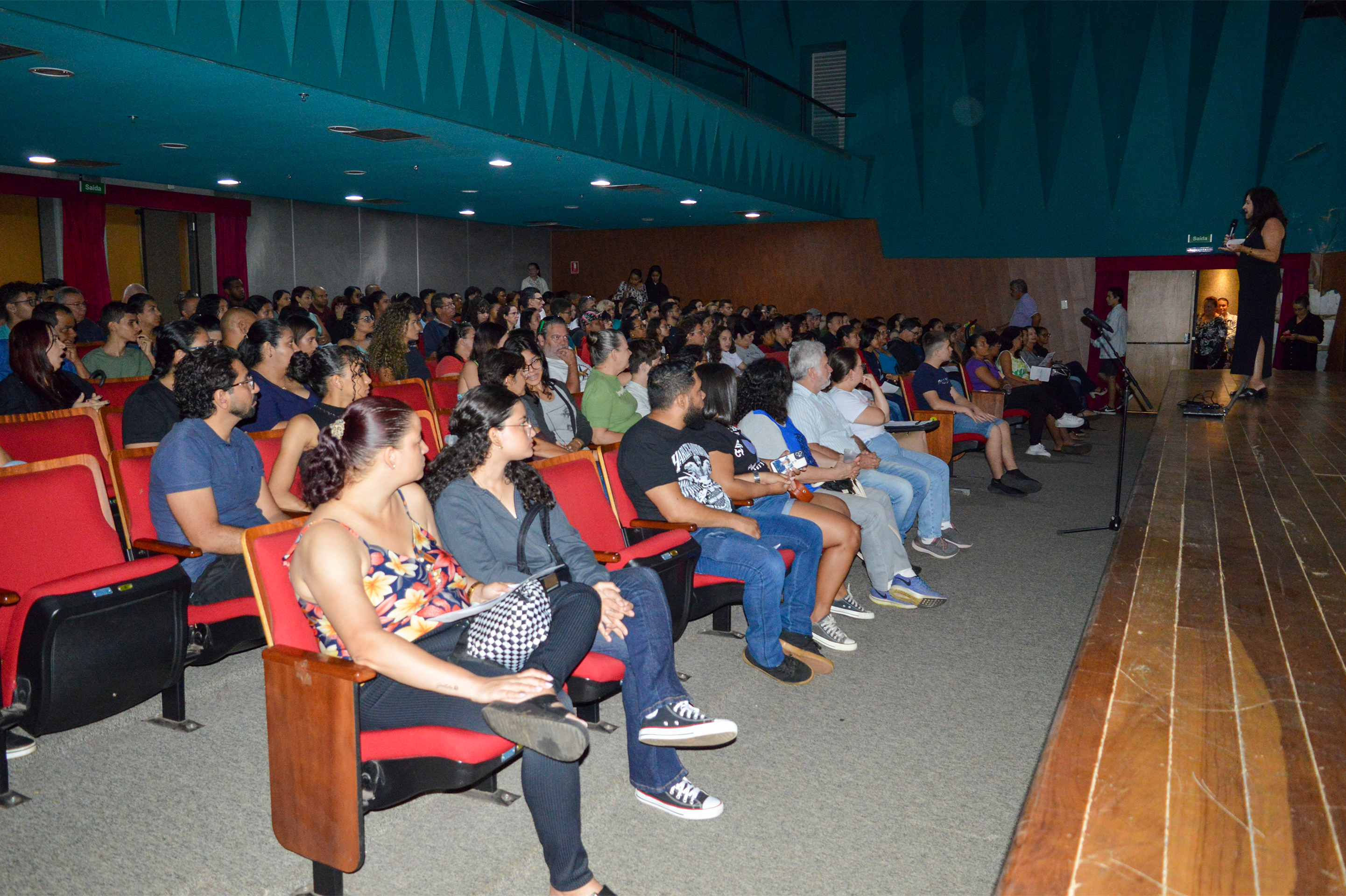 A diretora-geral do Câmpus Goiânia, professora Adriana dos Reis Ferreira, recepcionou os pais e responsáveis dos alunos ingressantes dos cursos técnicos integrados ao ensino médio durante reunião no Teatro do IFG. A diretora-geral do Câmpus Goiânia, professora Adriana dos Reis Ferreira, recepcionou os pais e responsáveis dos alunos ingressantes dos cursos técnicos integrados ao ensino médio durante reunião no Teatro do IFG.