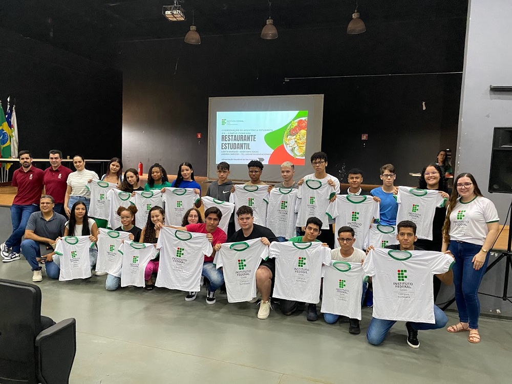 Alguns alunos do Técnico Integrado Integral receberam camisetas do IFG durante um sorteio