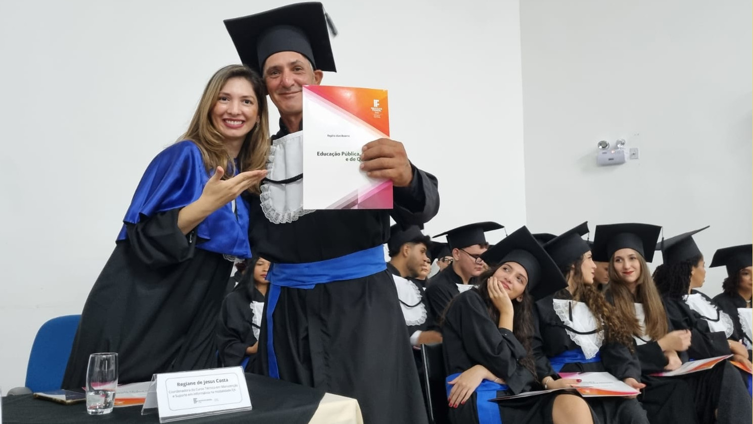 Coordenadora Rejane Costa entrega certificado ao formando da EJA-Informática, Rogério Alan Bezerra Coordenadora Rejane Costa entrega certificado ao formando da EJA-Informática, Rogério Alan Bezerra