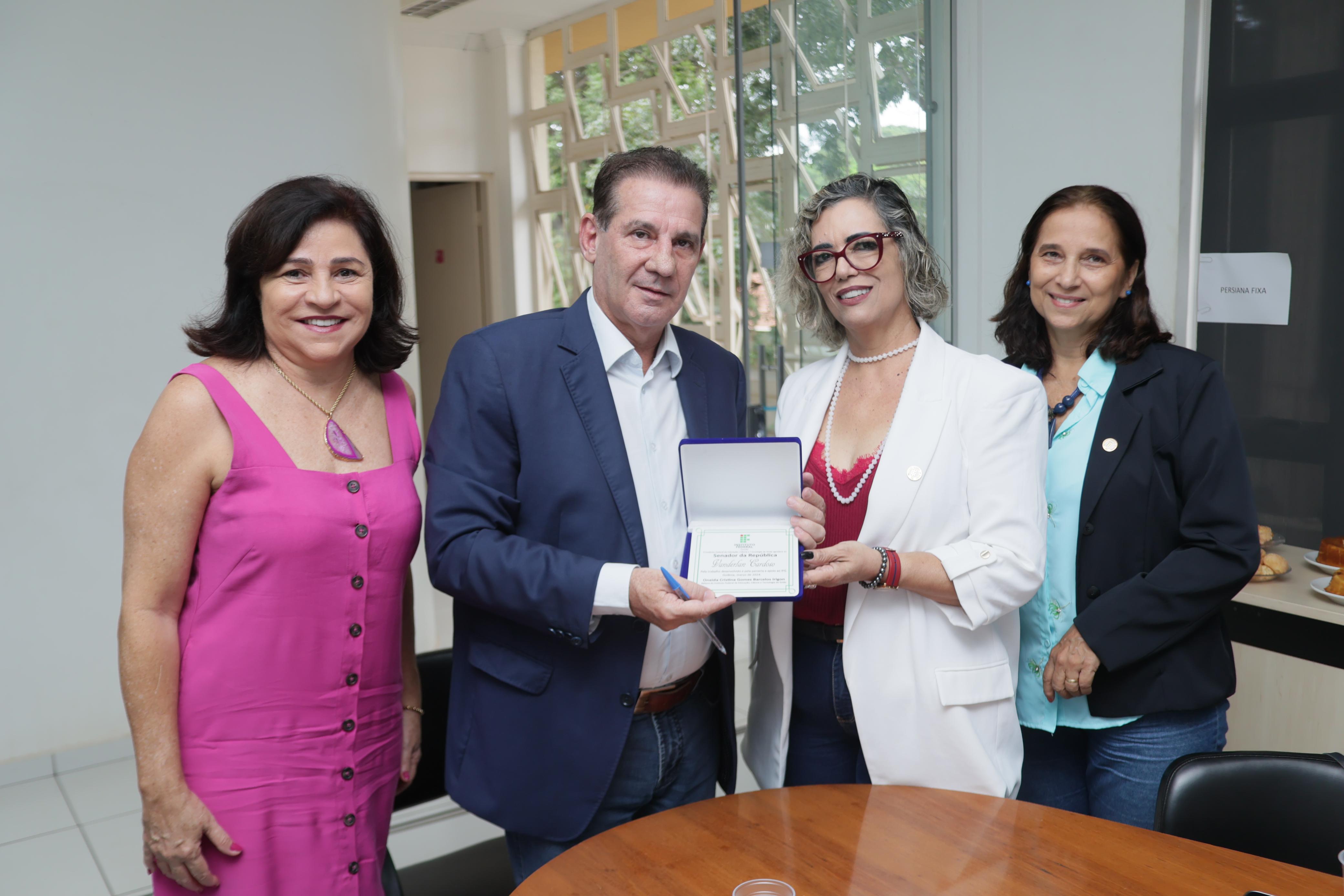 Diretora-geral do Câmpus Goiânia, Adriana dos Reis; senador Vanderlan Cardoso; reitora do IFG, professora Oneida; e assessora de Relações Institucionais do IFG, Gerley Lopes, no Câmpus Goiânia