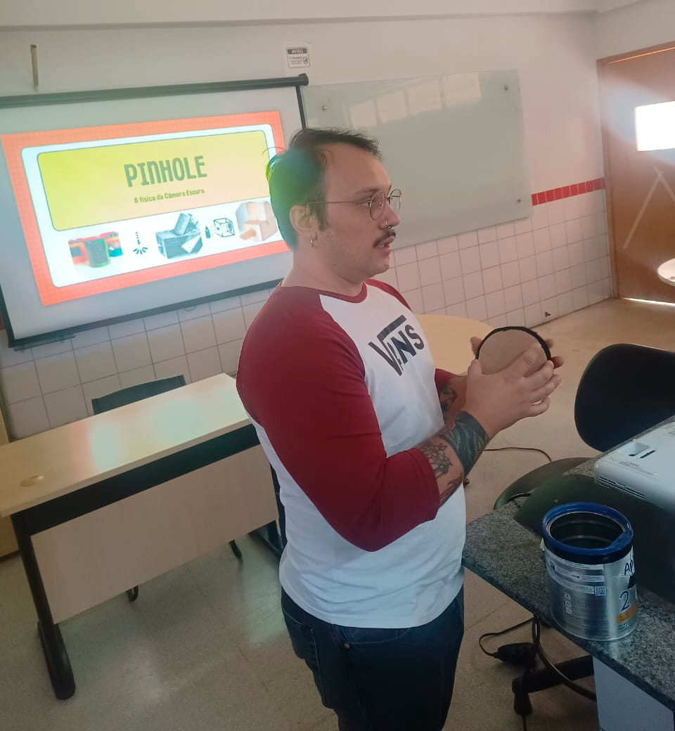 Professor Igor durante explicação da montagem da câmera Professor Igor durante explicação da montagem da câmera