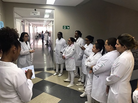 Estudantes acompanham explicações em visita técnica