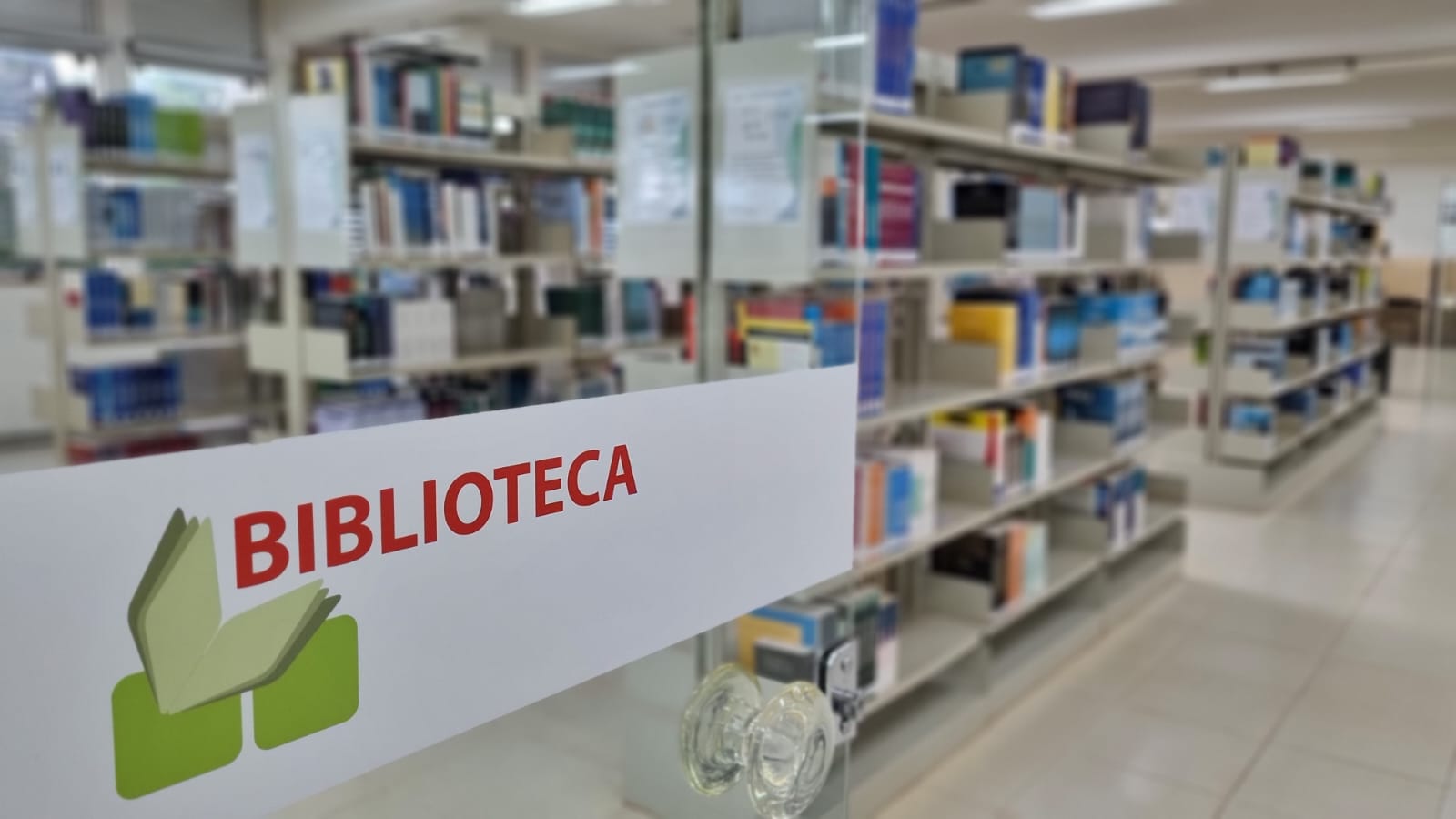 Biblioteca Prateleiras têm nova organização bibliográfica