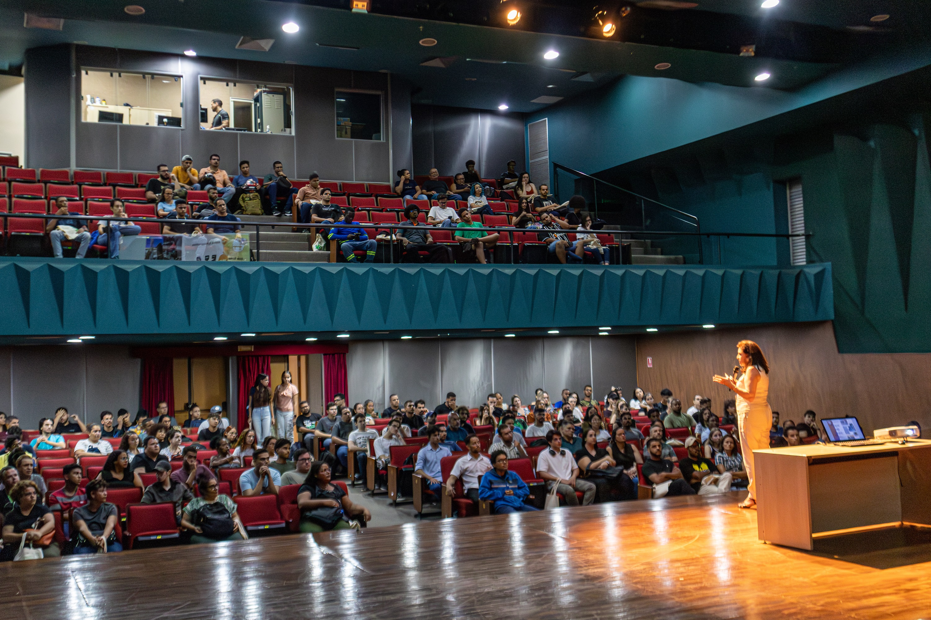 Recepção aos alunos ingressantes nos cursos técnicos e superiores do Câmpus Goiânia ocorreu nos três turnos letivos nessa terça-feira (22/04), no Teatro do IFG