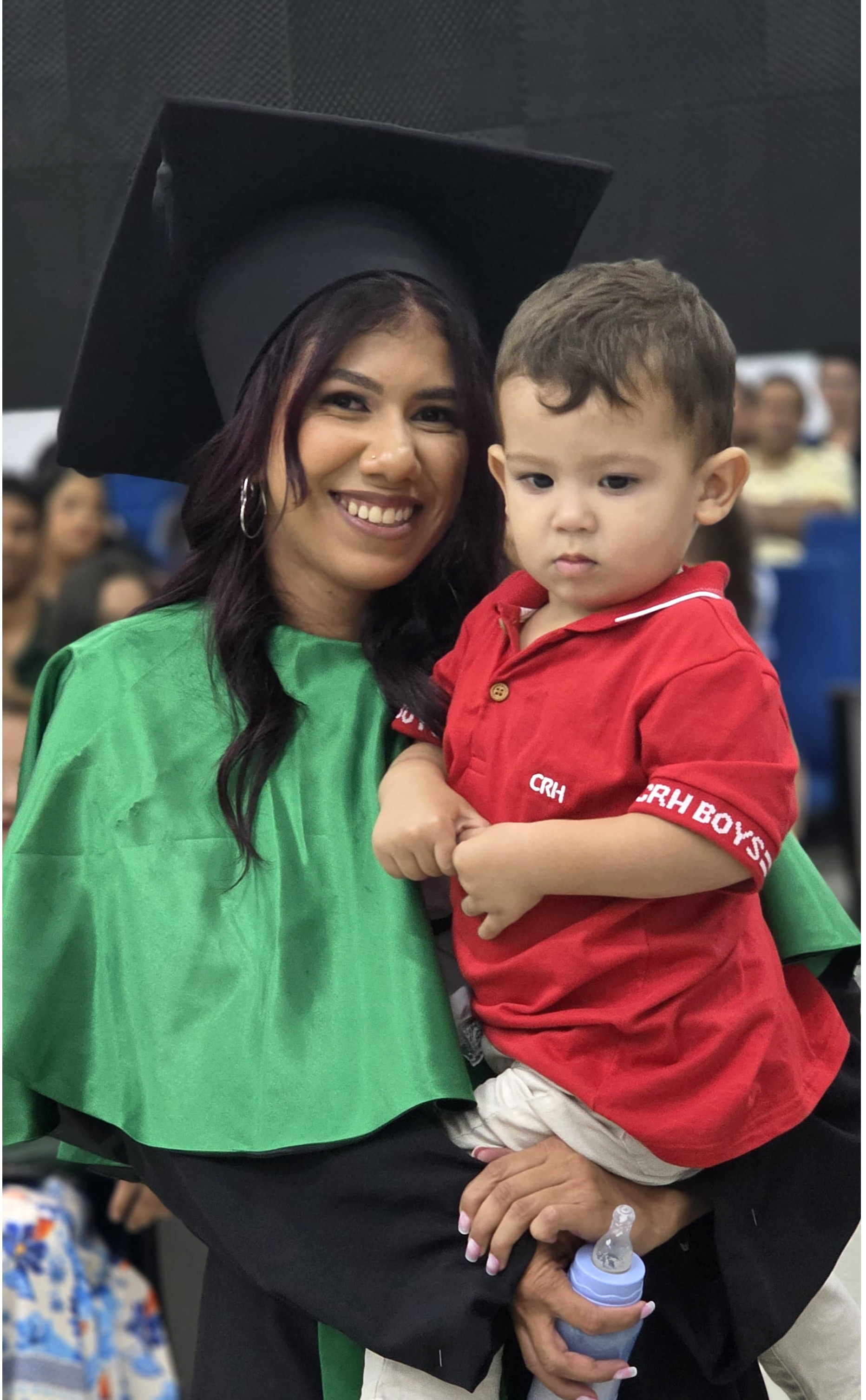 Lauanna Lauanna Felix entra com o filho na cerimônia