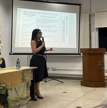 Palestra da psicóloga do CAPS, Daniela Oliveira de Mesquita, com o tema "O estresse e a exaustão emocional no cuidado e estratégias para a redução dos impactos na saúde mental dos profissionais de saúde" Palestra da psicóloga do CAPS, Daniela Oliveira de Mesquita, com o tema "O estresse e a exaustão emocional no cuidado e estratégias para a redução dos impactos na saúde mental dos profissionais de saúde"