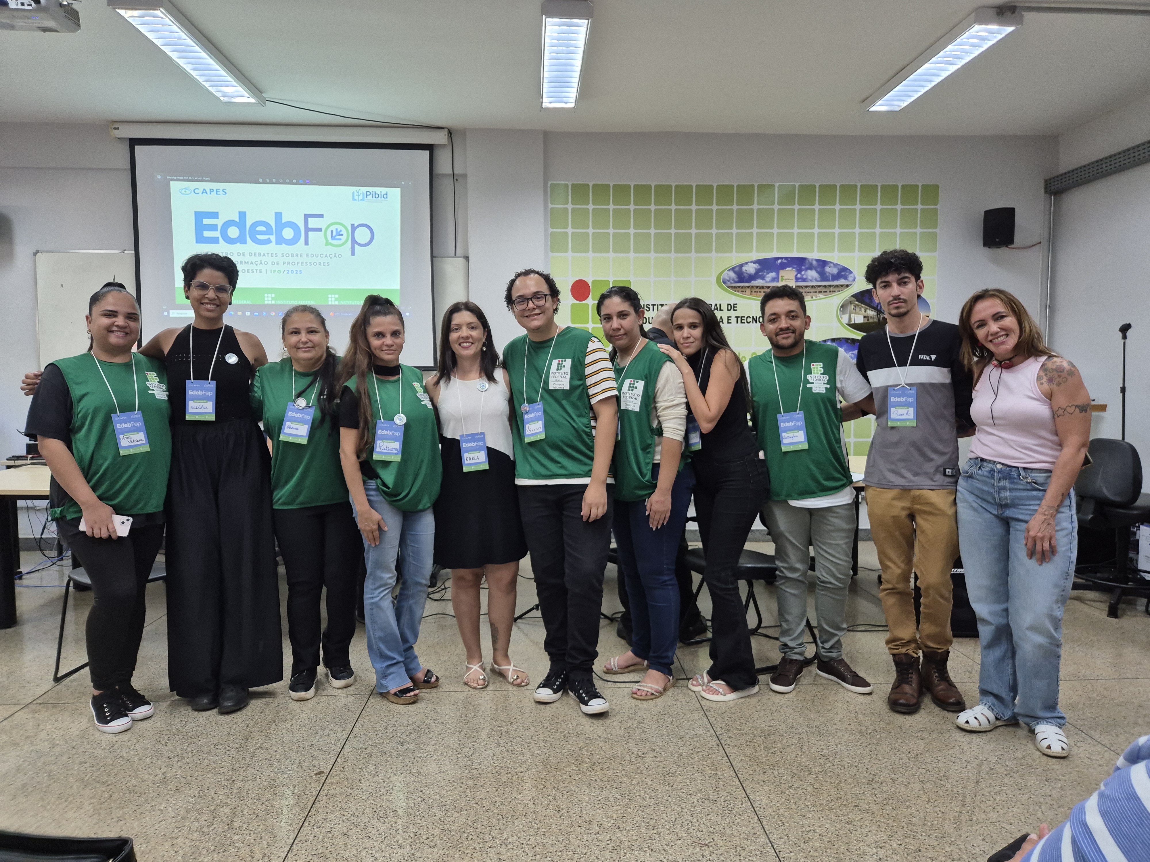 Organizadores e monitores do EdebFop na cerimônia de encerramento do evento. Foto da home: Representante do IFMT, Douglas Sete; representante do IFB, Maria del Pilar; coordenadora do EdebFop/IFG, Karla Cassiano; coordenadora Pibid/IFG, Aleir Tenório; pró-reitora de Ensino/IFG, Maria Valeska Viana. Organizadores e monitores do EdebFop na cerimônia de encerramento do evento. Foto da home: Representante do IFMT, Douglas Sete; representante do IFB, Maria del Pilar; coordenadora do EdebFop/IFG, Karla Cassiano; coordenadora Pibid/IFG, Aleir Tenório; pró-reitora de Ensino/IFG, Maria Valeska Viana.
