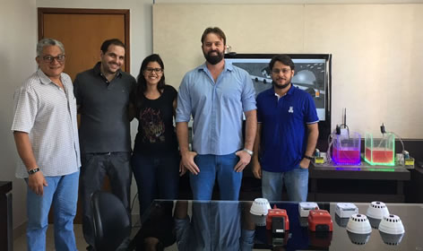 Após reunião, professores e colaboradores da WDTA posam para foto