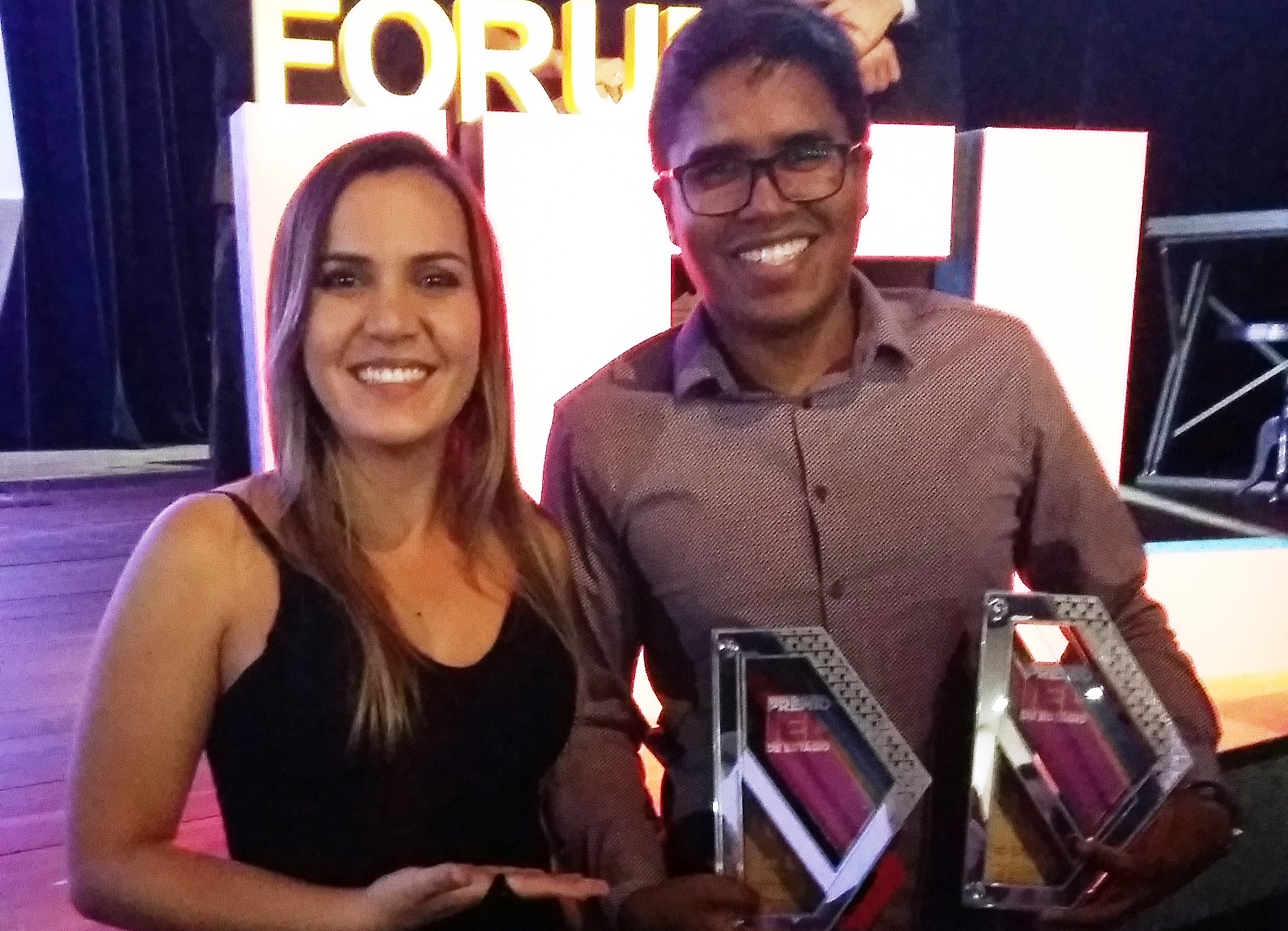 Coordenadora de Convênios da Pró-Reitoria de Extensão (Proex) do IFG, Laisy Cristina de Oliveira, com o coordenador de Integração Escola Empresa do IFG Aparecida de Goiânia, Marco Aurélio Santos, na cerimônia de premiação