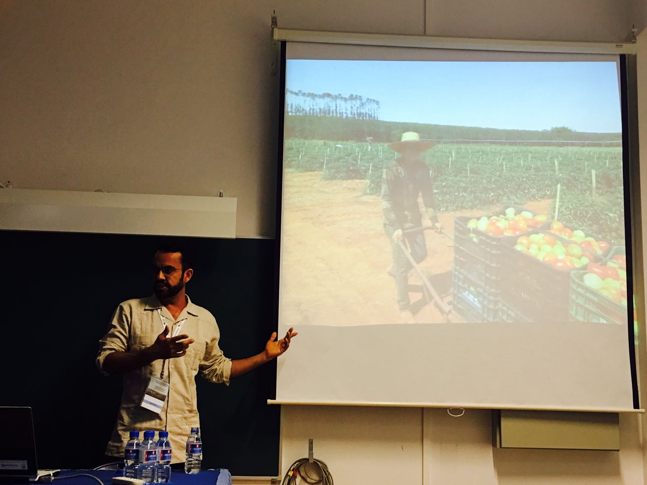 Professor Alessandro apresenta resultados de pesquisas realizadas pelo NUPEDEA, do IFG-Câmpus Anápolis