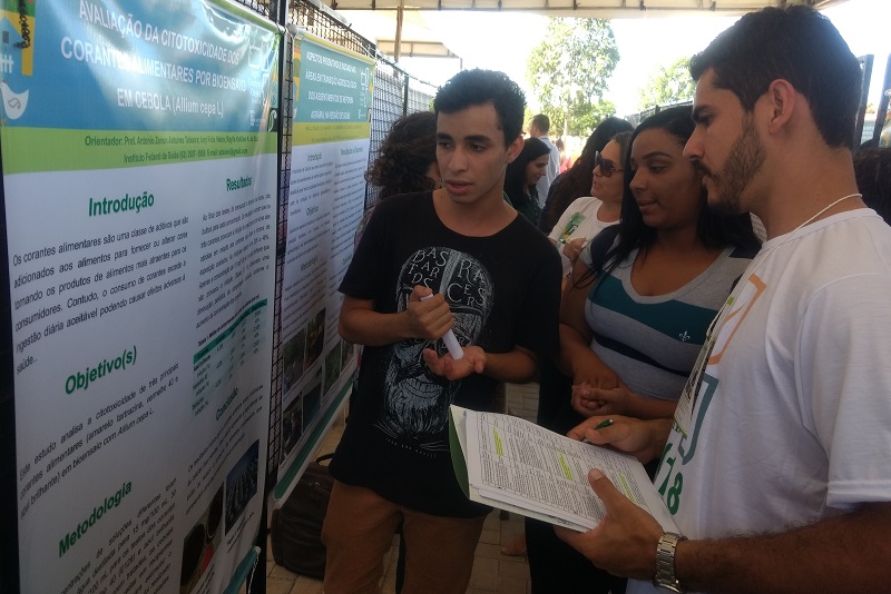 Os estudantes falaram sobre suas pesquisas aos visitantes da Agro Centro-Oeste 2018 e receberam elogios pela importância dos trabalhos