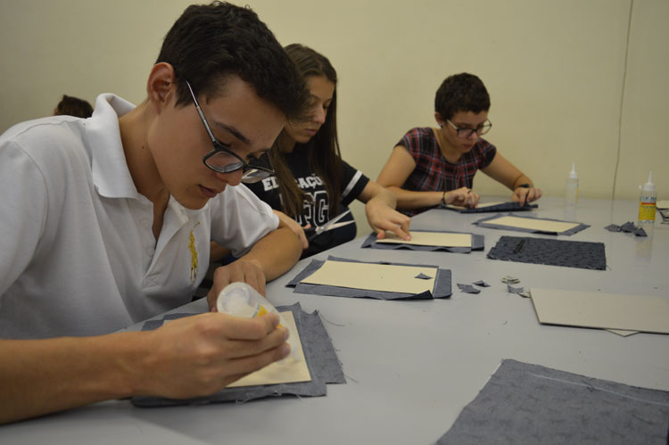 Alunos produzem os porta-trecos durante jornadas, que são realizadas às quartas-feiras, no Câmpus Goiânia