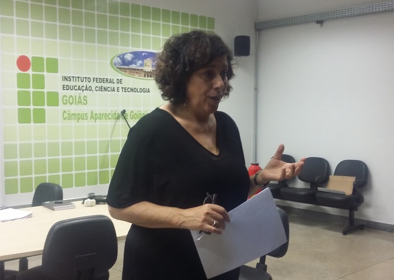 Professora Patricia Dorin, no seminário  “A dança como documento – Memória e Arquivo”, realizado no Câmpus Aparecida de Goiânia do IFG