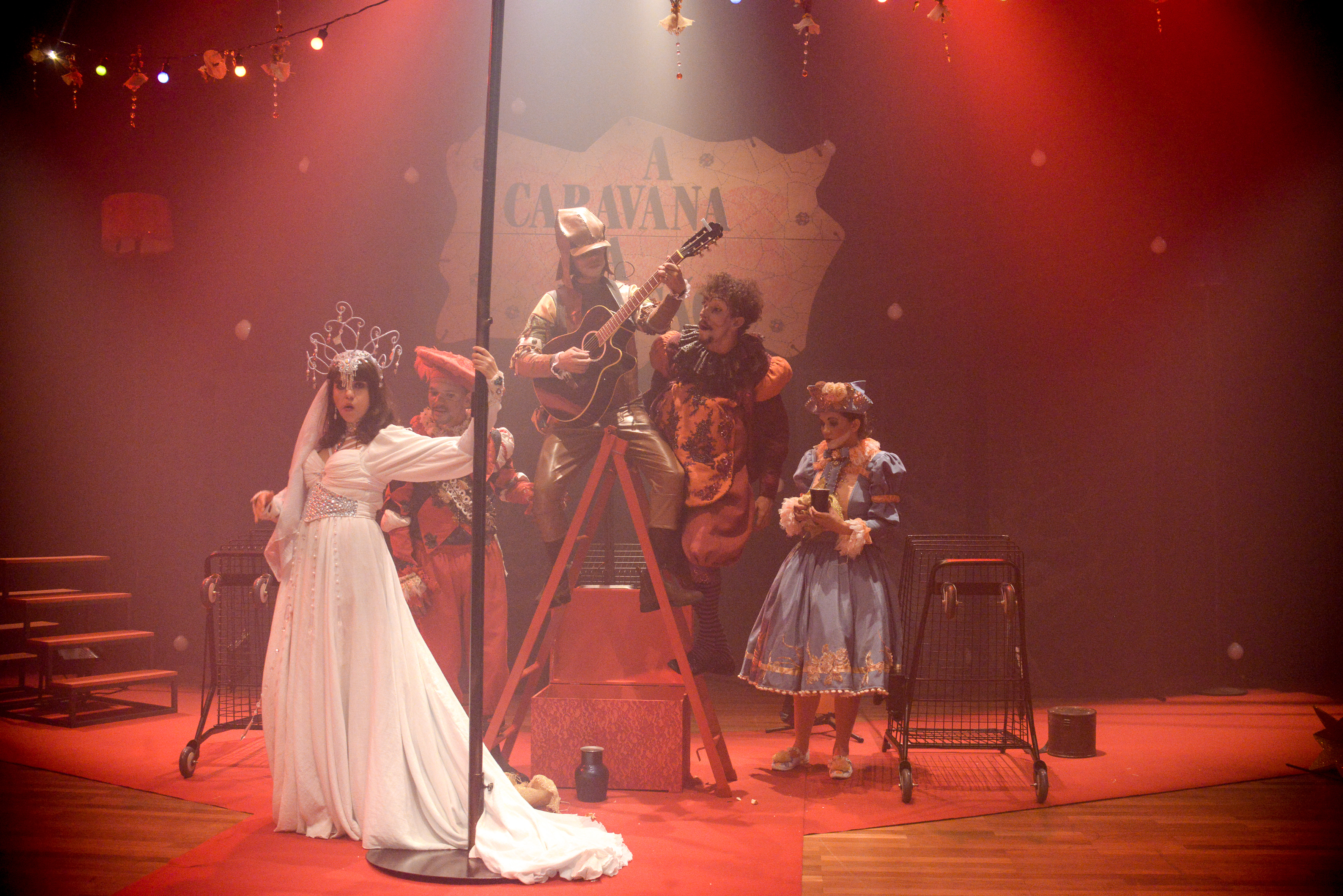Trupe dos Cirandeiros apresenta espetáculo A Caravana da Ilusão, no Teatro do IFG – Câmpus Goiânia. (crédito/foto: Layza Vasconcelos). Trupe dos Cirandeiros apresenta espetáculo A Caravana da Ilusão, no Teatro do IFG – Câmpus Goiânia. (crédito/foto: Layza Vasconcelos).
