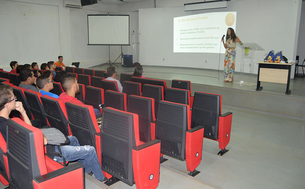 Professora Mayra durante apresentação Professora Mayra durante apresentação