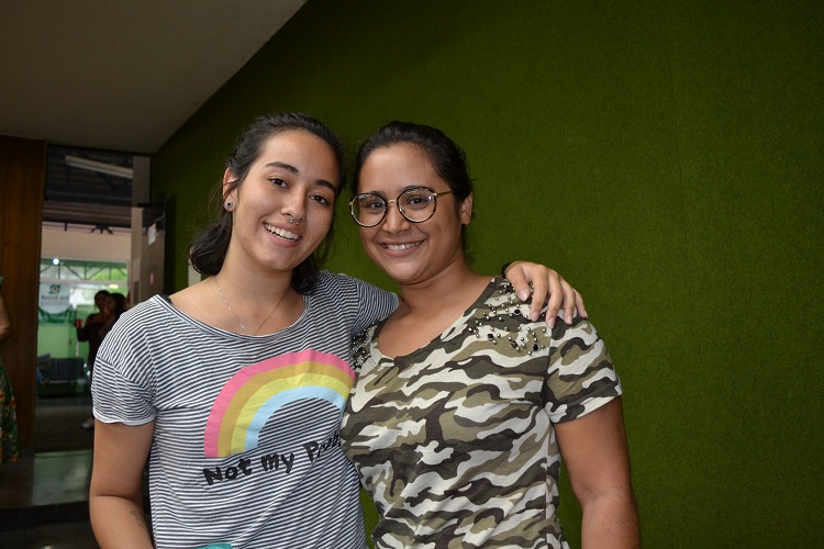 Liza e Hamayana saíram do evento motivadas com os depoimentos sobre educação dados pelas professoras convidadas Liza e Hamayana saíram do evento motivadas com os depoimentos sobre educação dados pelas professoras convidadas