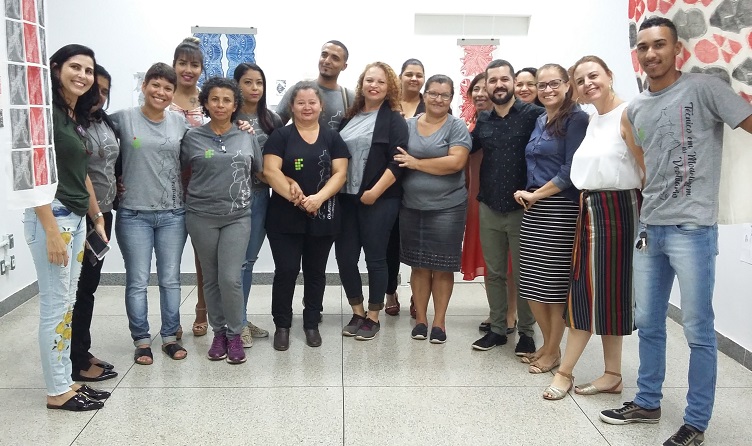Alunos do curso Técnico em Modelagem do Vestuário, criadores das estampas em exposição, com o professor Alexandre Guimarães, a professora Karol Testoni e a coordenadora do curso, professora Yane Ondina Alunos do curso Técnico em Modelagem do Vestuário, criadores das estampas em exposição, com o professor Alexandre Guimarães, a professora Karol Testoni e a coordenadora do curso, professora Yane Ondina