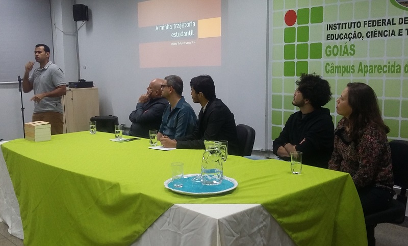 A mesa-redonda "Relatos Surdos: processos educacionais e formação profissional" foi composta por profissionais surdos de diferentes áreas de formação A mesa-redonda "Relatos Surdos: processos educacionais e formação profissional" foi composta por profissionais surdos de diferentes áreas de formação