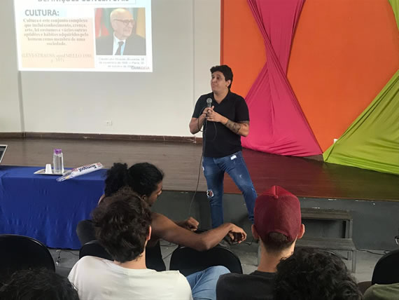 Professor convidado falou aos estudantes do Câmpus sobre cultura imagem sem descrição.