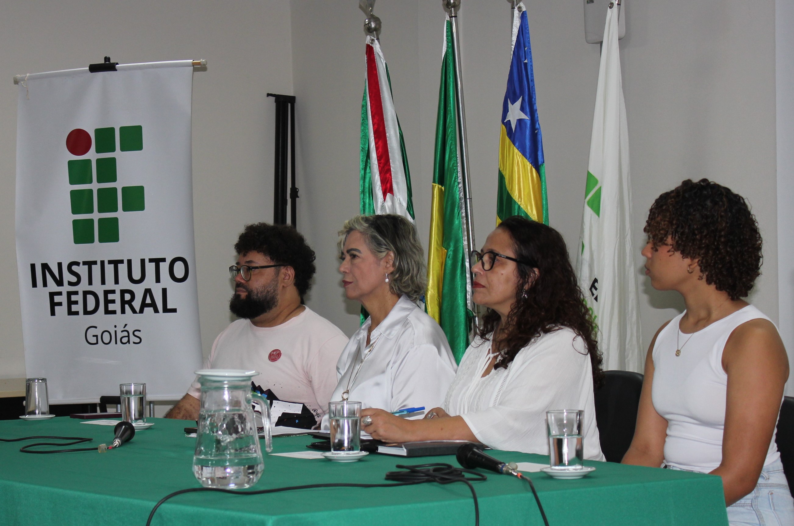 Conselheiros eleitos compuseram a mesa, junto com a reitora