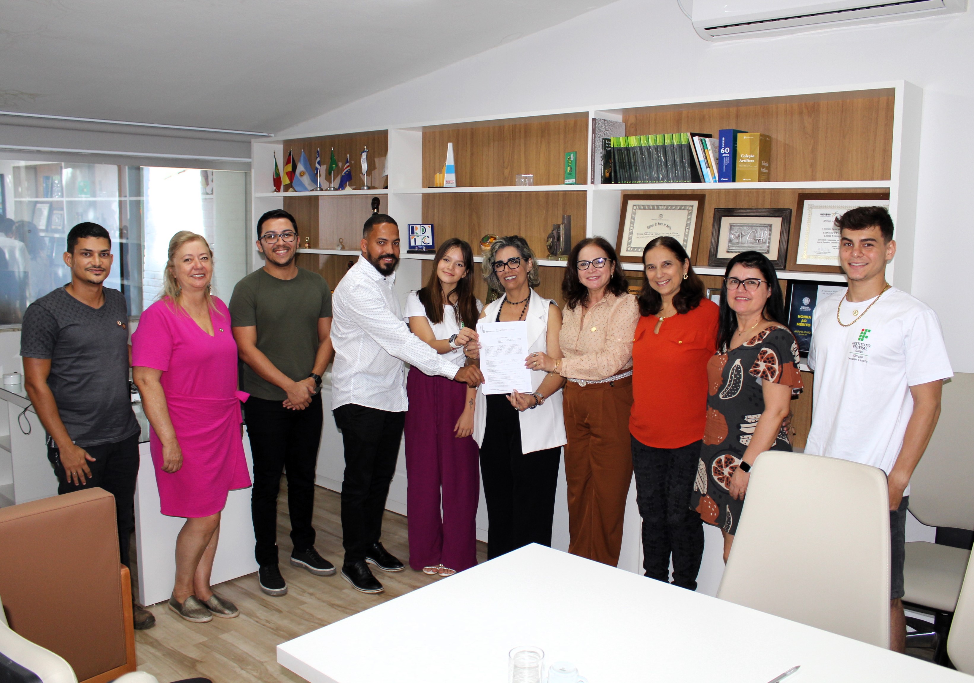 A assinatura do contrato teve as presenças da reitora do IFG, professora Oneida Cristina Gomes Barcelos Irigon, do representante legal da empresa vencedora, da diretora-geral do Câmpus Senador Canedo, professora Maria Betânia Gondim da Rocha, do pró-reitor de Administração, Diego Xavier e de outros gestores e integrantes da comunidade acadêmica do IFG