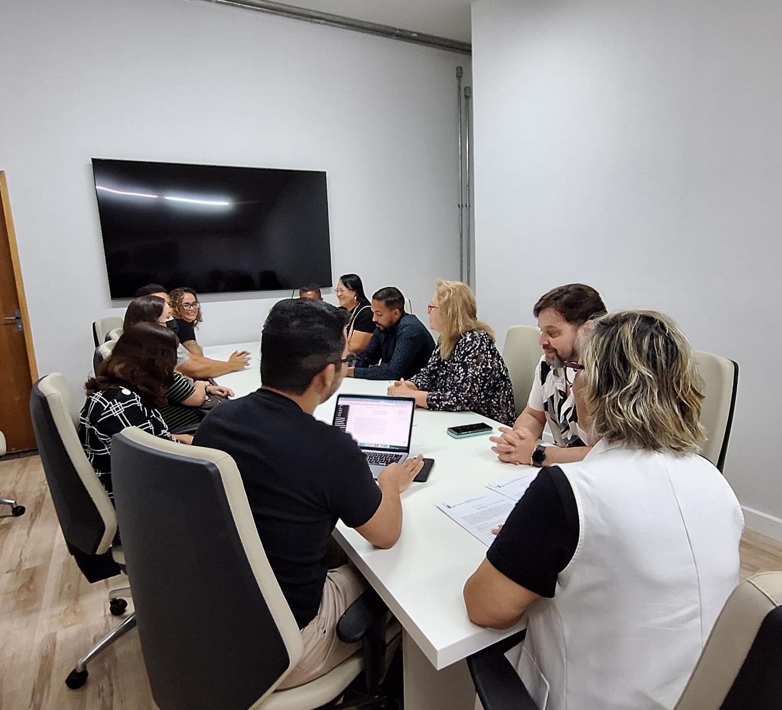 A reunião para a assinatura dos documentos teve as presenças de gestores da Reitoria, do Câmpus Goiânia Oeste e da empresa vencedora do certame