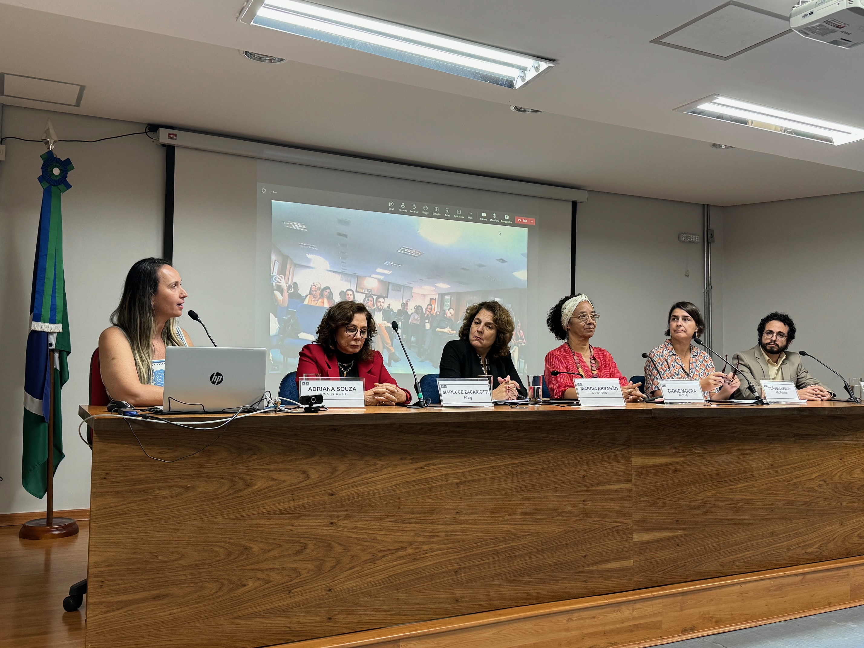 Adriana Souza, diretora de Comunicação Social do IFG, representou o Comitê em seminário realizado na UnB