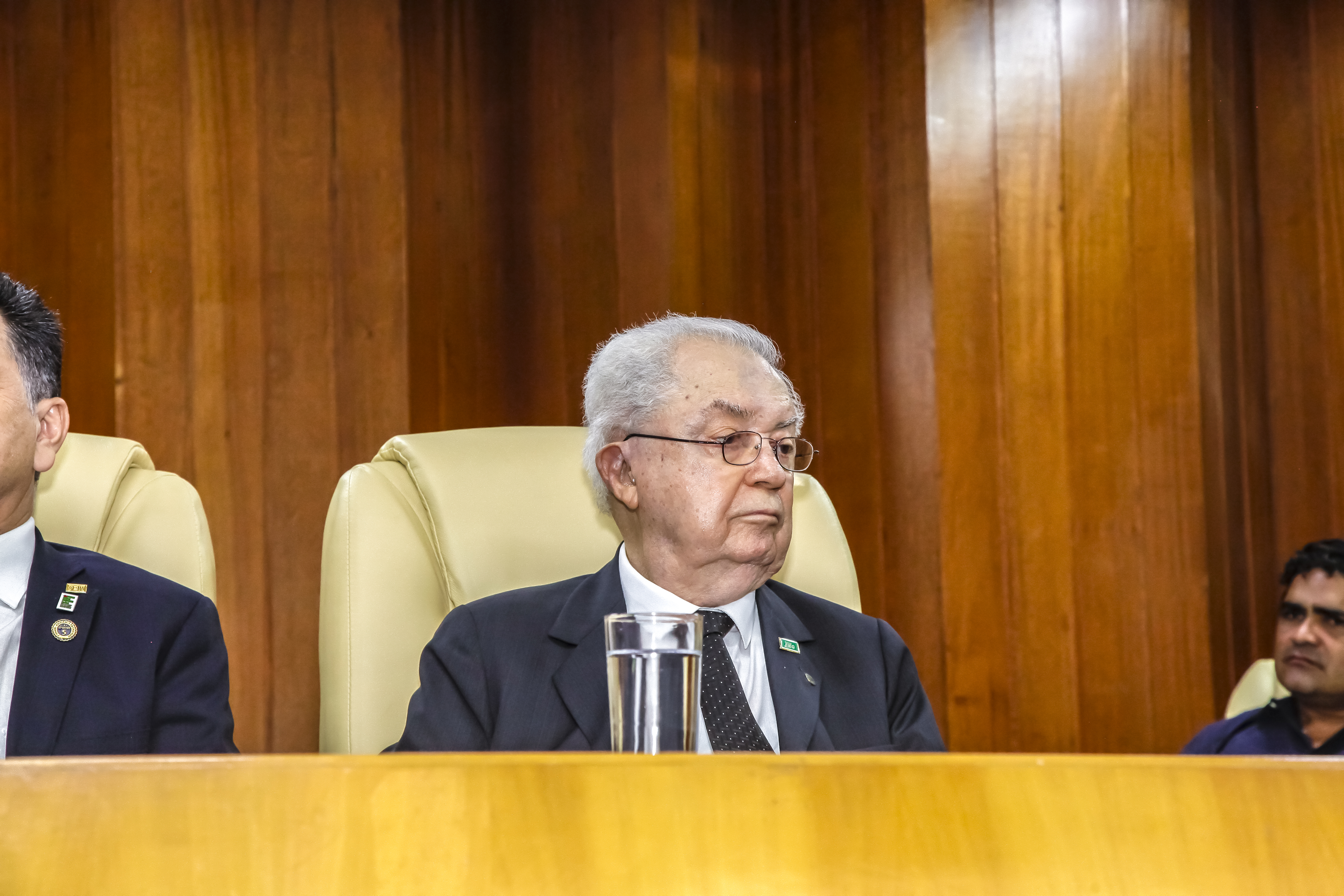 Hélio Naves na mesa da Câmara Municipal de Goiânia na sessão especial em razão dos 109 anos da Instituição e dos 10 anos dos institutos federais, ocasião em que foi homenageado Hélio Naves na mesa da Câmara Municipal de Goiânia na sessão especial em razão dos 109 anos da Instituição e dos 10 anos dos institutos federais, ocasião em que foi homenageado