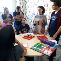 Equipe do curso de Pedagogia Bilíngue com alguns dos jogos criados 