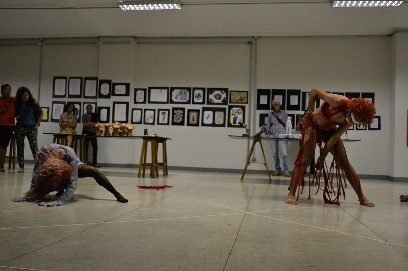 Performance apresentada pelos estudantes de Artes durante exposição no câmpus Performance apresentada pelos estudantes de Artes durante exposição no câmpus