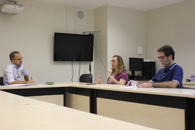 Écio Naves Duarte, Adriana Souza Campos e Samir Youssif participam da reunião na Reitoria do IFG