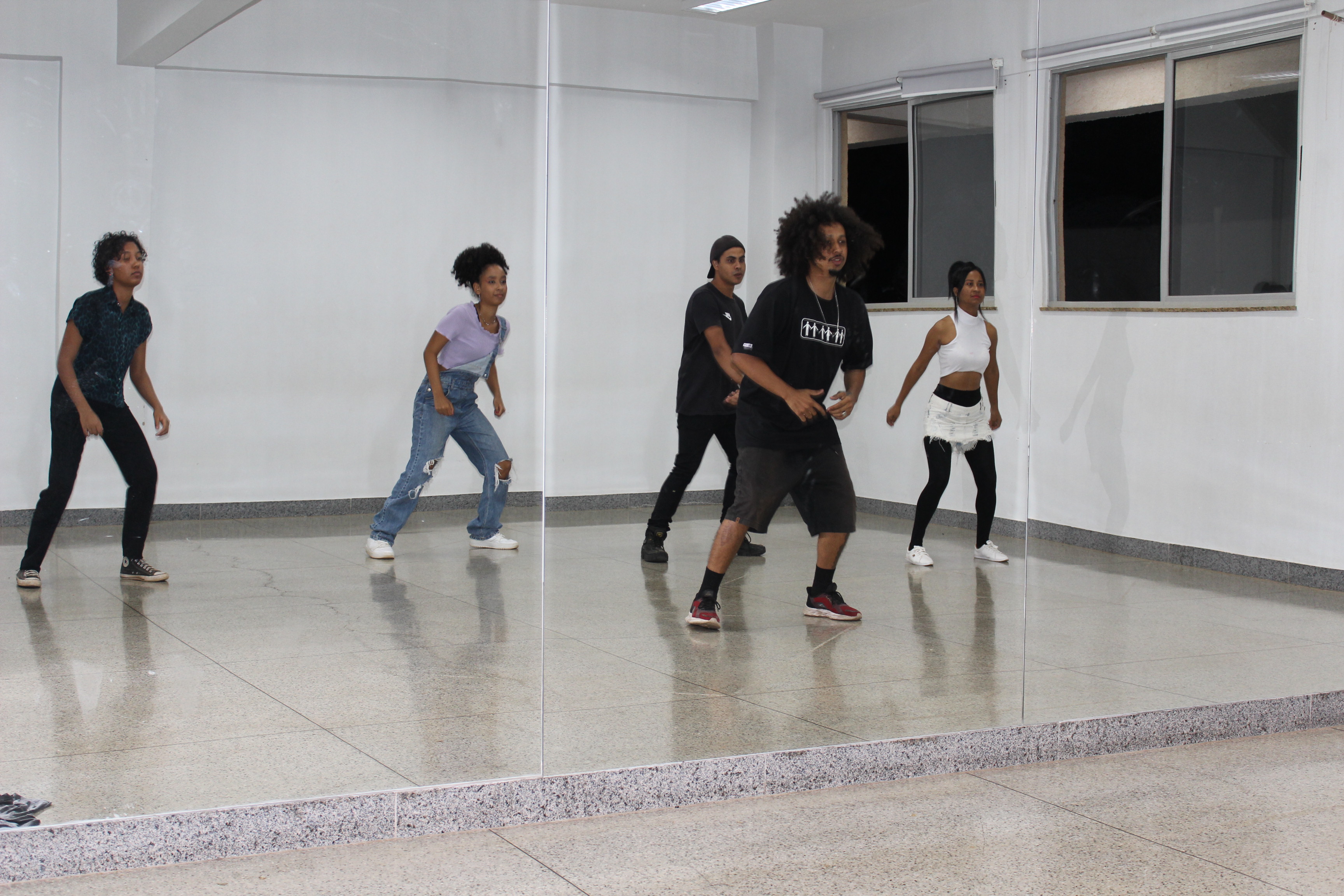 Oficina de hip hop ministrada por Allan Silva, estudante do curso de licenciatura em Dança 