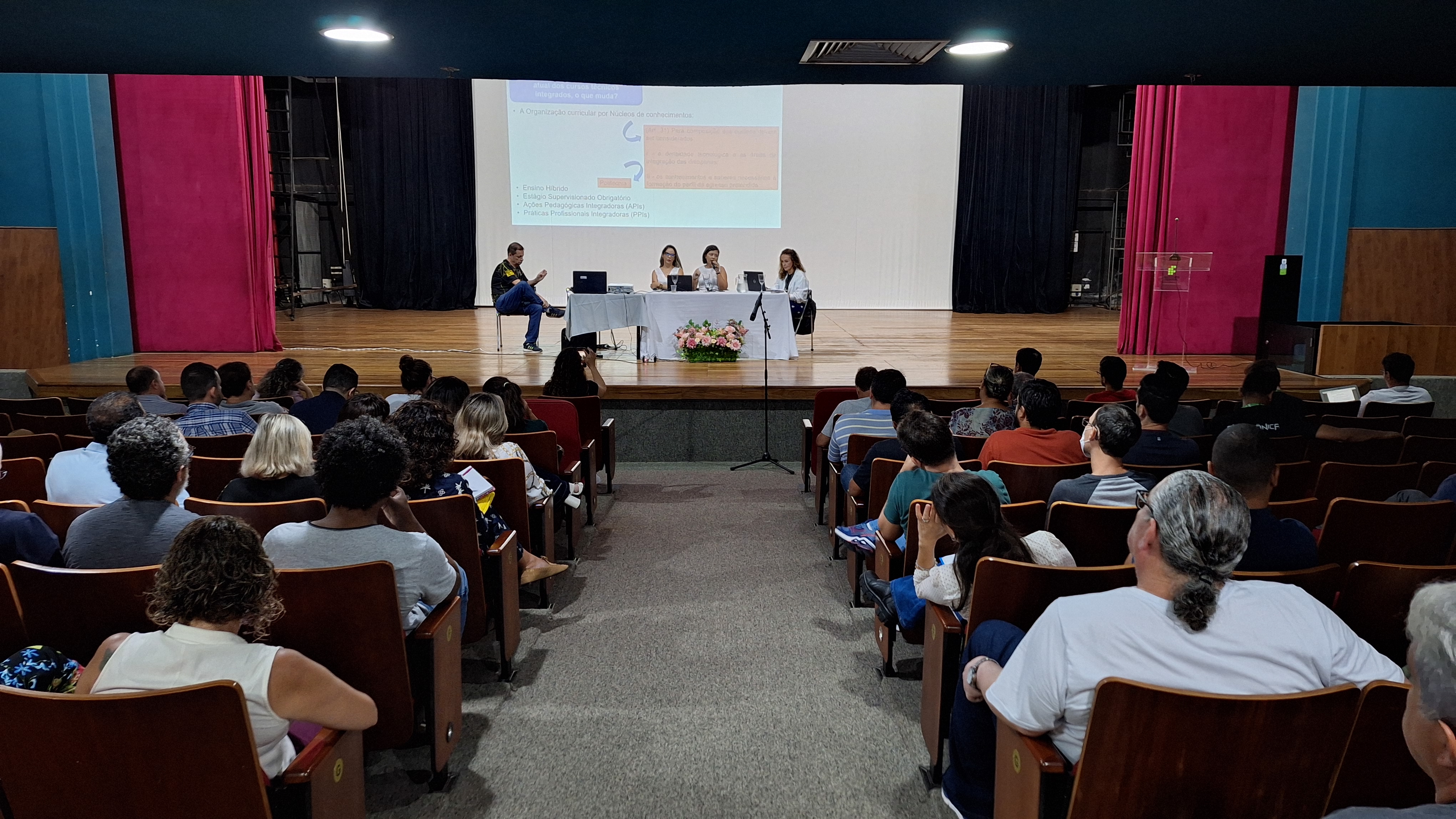 Debate no Câmpus Goiânia sobre reformulação do currículos dos cursos técnicos integrados ao ensino médio