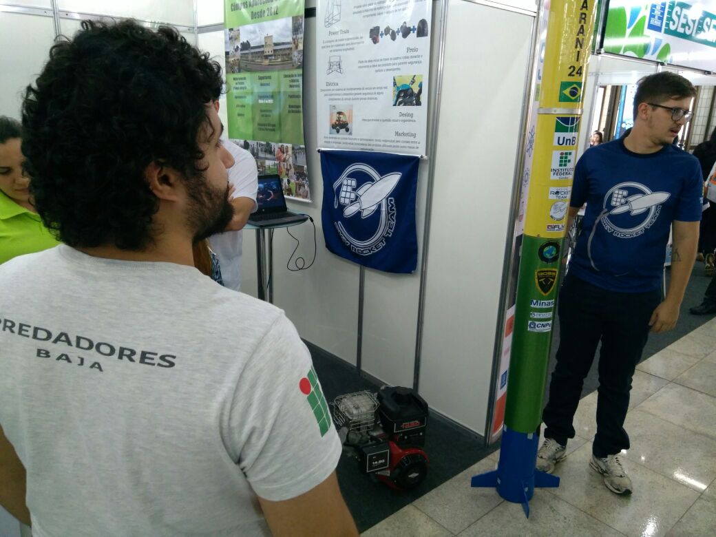 Projetos intitulados Predadores IFG (BAJA SAE) e Sky Rocket Team (Foguete) são expostos no estande do IFG 