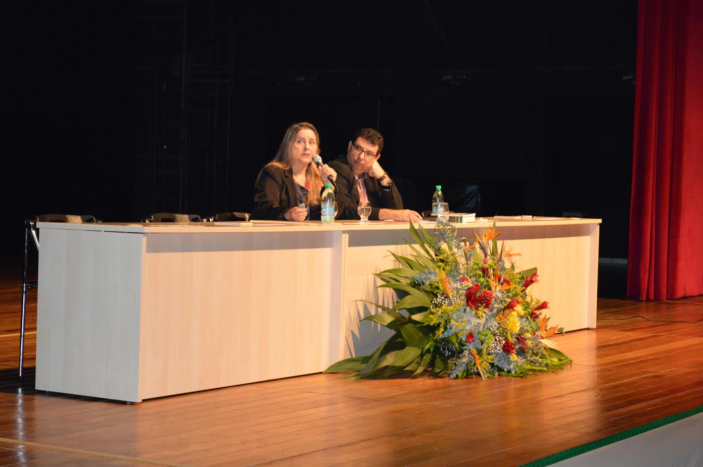 Foto: Coordenação Geral de Comunicação Social e Eventos do IF Goiano Palestrante Rosemary e mediador, Virgílio Tavira Erthal