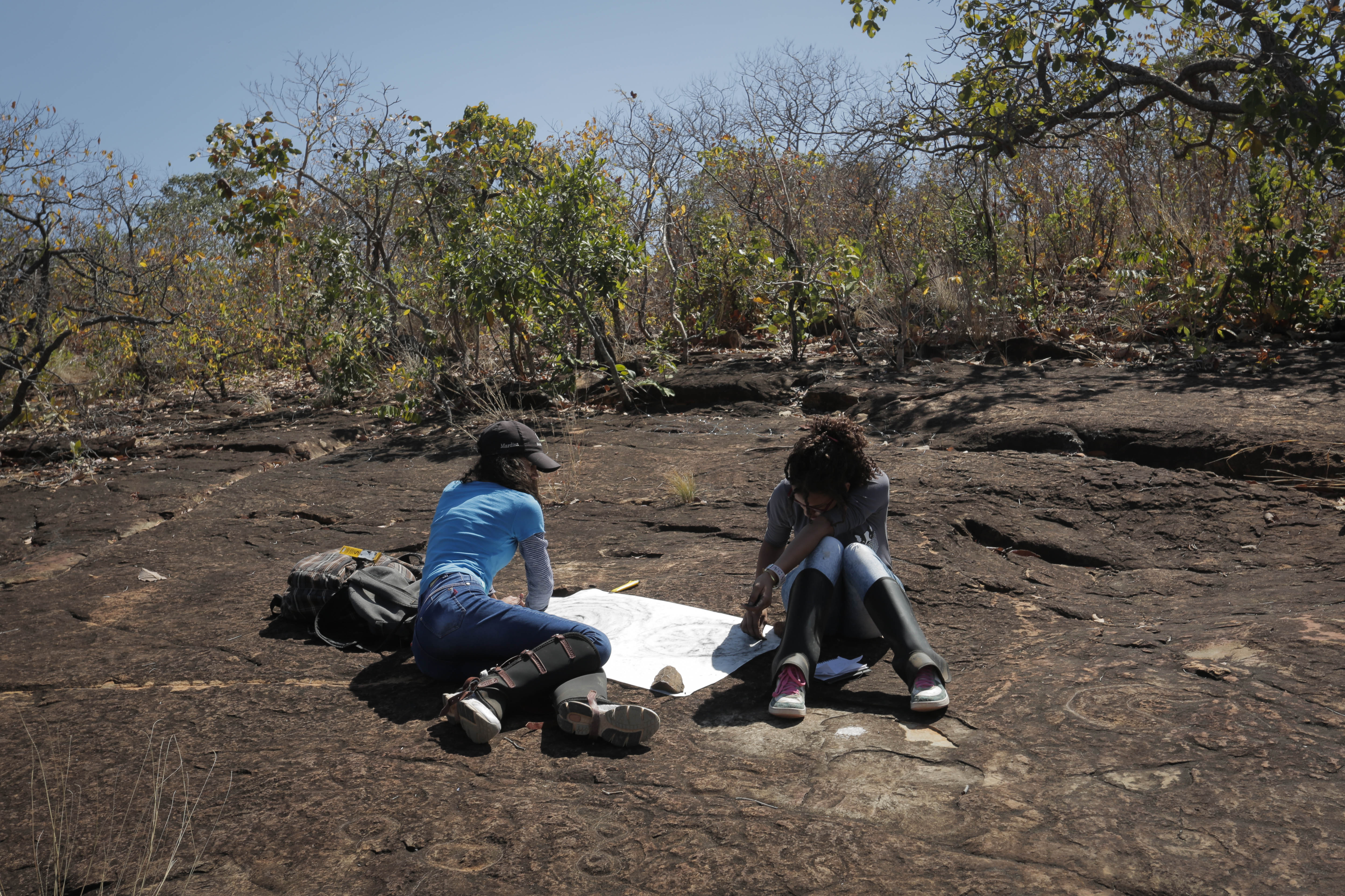 As alunas Michelly e Luiza durante a visita técnica realizada no Sítio Arqueológico do Bisnau