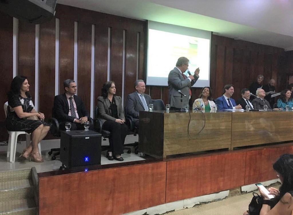 A professora Adriana dos Reis (esquerda) representou o reitor do IFG, professor Jerônimo Rodrigues da Silva A professora Adriana dos Reis (esquerda) representou o reitor do IFG, professor Jerônimo Rodrigues da Silva
