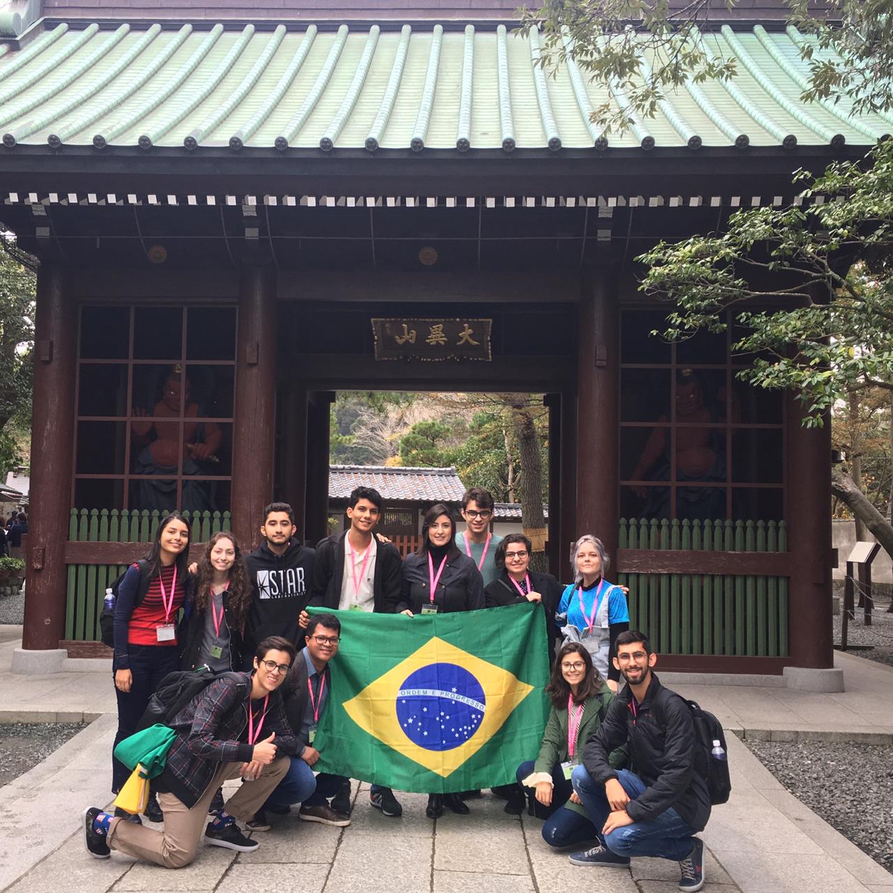 Professora Ana Paula (ao centro) e outros integrantes visitam os sítios históricos de Kamakura